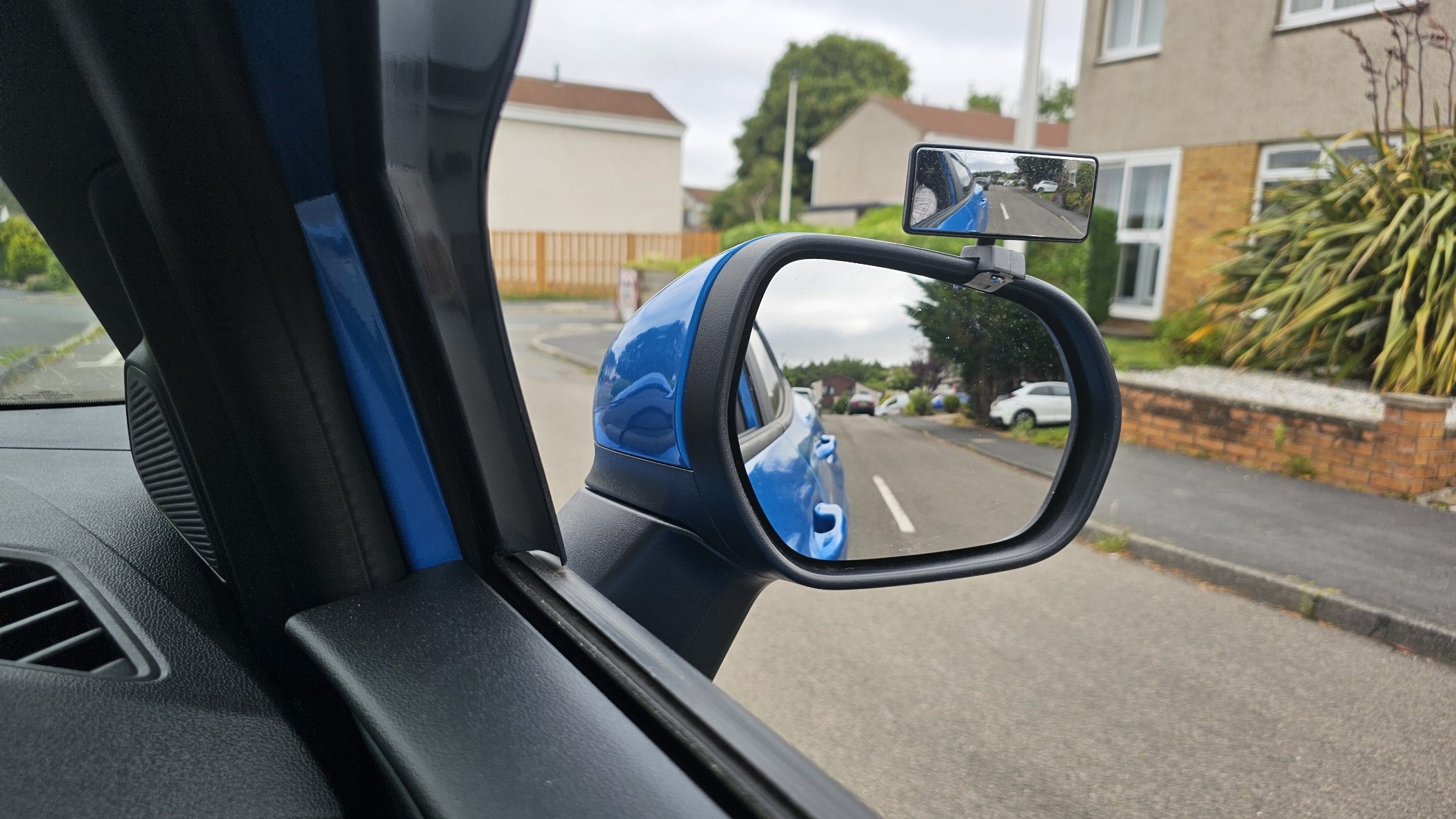 Observation and mirror training during driving lessons